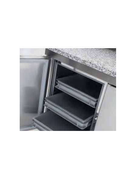 Porte avec 3 bacs à pâtons